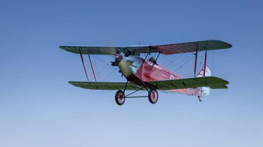 Old Warden, İngiltere - 2 Ekim 2022: Vintage uçak 1929 Southern Martlet havaalanı üzerinde alçaktan uçuyor