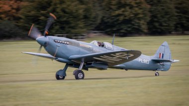 Eski Warden, İngiltere - 2 Ekim 2022: Bir İngiliz 2. Dünya Savaşı Spitfire savaş uçağı, çim piste indi. Yakın çekim.
