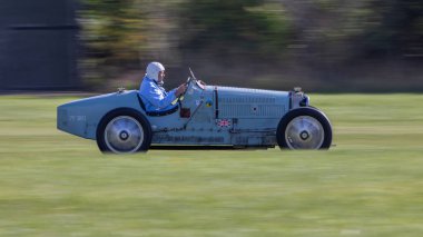 Old Warden, İngiltere - 2 Ekim 2022: Vintage otomobil Bugatti Tipi 51 çimen pisti boyunca hızla sürülüyor