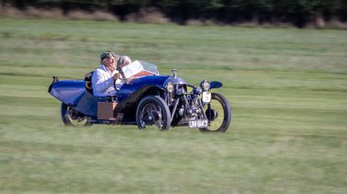 Old Warden, İngiltere - 2 Ekim 2022: Klasik araba, Morgan Aero (1926), çimen pisti boyunca hızla sürülüyor