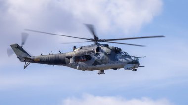 Fairford, İngiltere - 14 Temmuz 2022: Bir Rus Mil-24V Hind saldırı helikopteri iniş pistine yaklaşıyor
