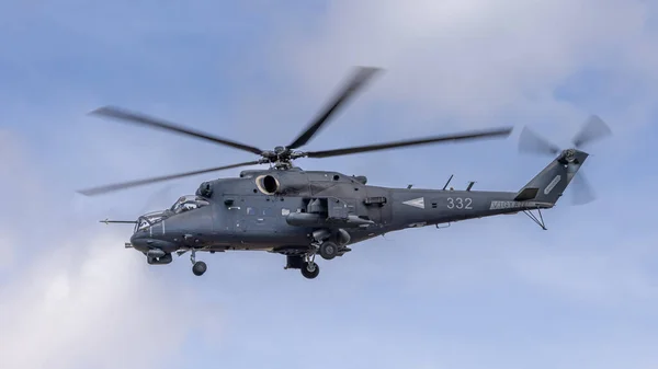 英国费尔福德 2022年7月14日 一架俄罗斯Mil 24V Hind攻击直升机接近跑道着陆 图库图片
