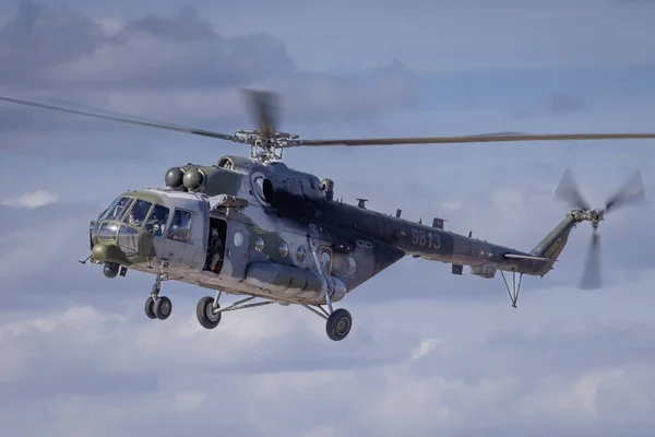 英国费尔福德 2022年7月14日 俄罗斯军用直升机Mil 17在机场着陆 免版税图库图片