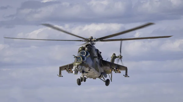 Fairford Ιουλίου 2022 Ρωσικό Μαχητικό Ελικόπτερο Mil 24V Hind Πλησιάζει Εικόνα Αρχείου
