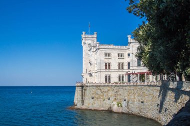 Trieste, İtalya Miramare Kalesi'nin görünümü