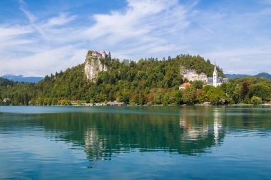Slovenya 'daki Bled Gölü' nün panoramik manzarası. Avrupa