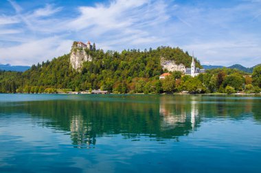 Slovenya 'daki Bled Gölü' nün panoramik manzarası. Avrupa