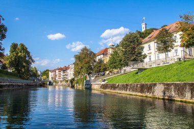 Ljubljanica Nehri manzarası, Ljubljana şehir merkezi. Slovenya