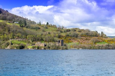 Urquhart Şatosu, İskoçya 'nın dağlık kesimlerinde Loch Ness' in yanında yer alan harabe bir kale.