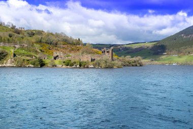 Urquhart Şatosu, İskoçya 'nın dağlık kesimlerinde Loch Ness' in yanında yer alan harabe bir kale.