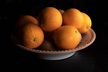 Siyah arkaplanda taze portakallar