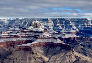 Arizona 'daki Grand Canyon Ulusal Parkı' ndaki Büyük Kanyon 'un kuzey kesimine taze kar yağdı.