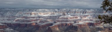 Arizona 'daki Grand Canyon Ulusal Parkı' ndaki Büyük Kanyon 'un kuzey kesimine taze kar yağdı.