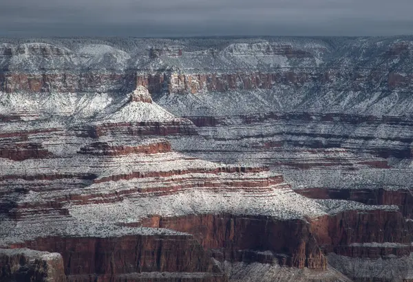 Arizona 'daki Grand Canyon Ulusal Parkı' ndaki Büyük Kanyon 'un kuzey kesimine taze kar yağdı.