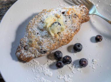 Yaban mersinli kahvaltılık kruvasan manzarası 