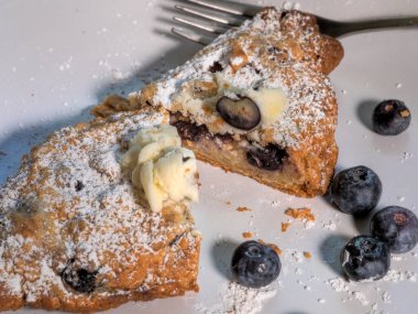 Yaban mersinli kahvaltı kruvasanları yan görünümü 