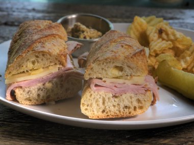 Jambon ve peynirli ekmeğin yan görünüşü