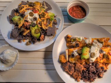 Nachos ve Chicken Enchikadas 'ın üst görüntüsü