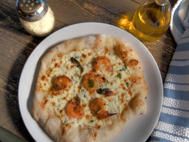 Mangal manzaralı karidesli pizza.