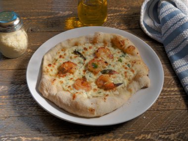 Barbekü karidesli pizzanın yan görüntüsü 