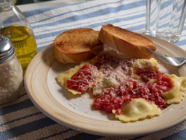 Peynir ve ıspanaklı İtalyan mantısı.