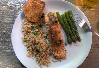 Somon yemeğinin doğal ahşap yüzeyindeki en iyi manzarası..