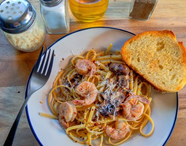 Kasap bloğu yüzeyinde linguine makarnalı karides manzarası