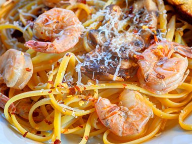 Kasap bloğu yüzeyinde linguine makarnalı karides manzarası