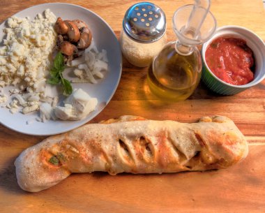 Kasap bloğu yüzeyinde fırınlanmış stromboli 'nin üst görünümü