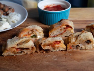 Kasap bloğu yüzeyindeki stromboli dilimlerinin yan görünümü