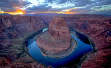 Colorado Nehri Page, Arizona yakınlarındaki manzara etrafında virajlı