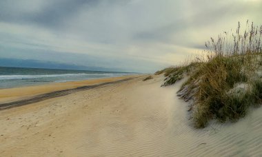 Sand Dunes ve Ocean Waves, Cape Hatteras Ulusal Sahili, Kuzey Carolina 'daki sahneyi oluşturmaktadır.