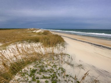 Sand Dunes ve Ocean Waves, Cape Hatteras Ulusal Sahili, Kuzey Carolina 'daki sahneyi oluşturmaktadır.