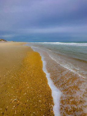 Sand Dunes ve Ocean Waves, Cape Hatteras Ulusal Sahili, Kuzey Carolina 'daki sahneyi oluşturmaktadır.