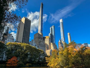 Sonbahar renkleri New York Central Park 'a ve şehrin siluetine ulaştı..