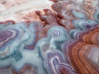 Hanksville, Utah yakınlarındaki Bentonite Tepeleri manzarada renkli ve alışılmadık jeolojik desenler sağlar..