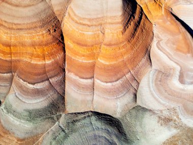Hanksville, Utah yakınlarındaki Bentonite Tepeleri manzarada renkli ve alışılmadık jeolojik desenler sağlar..