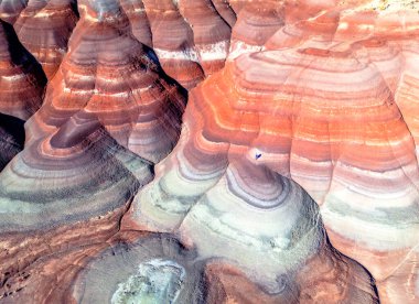 Hanksville, Utah yakınlarındaki Bentonite Tepeleri manzarada renkli ve alışılmadık jeolojik desenler sağlar..