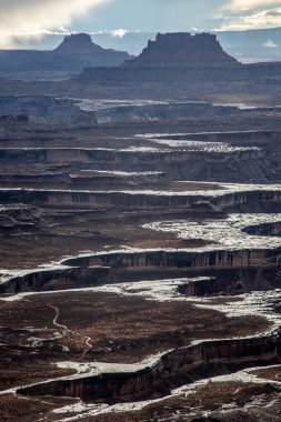 Colorado Nehri, Kanyonlar Ulusal Parkı 'na doğru esiyor. Beyaz Halka' dan görüldüğü gibi..