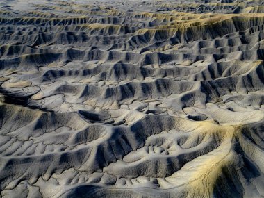 Ay, Hanksville, Utah yakınlarındaki Fabrika Butte çevresindeki manzarayı sever.