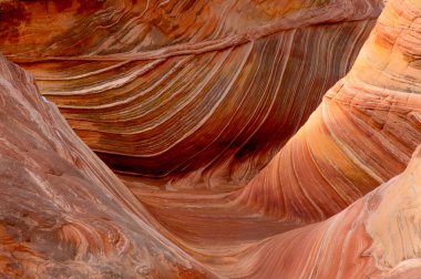 Erime sonucu oluşan alışılmadık kum taşı oluşumu Arizona 'daki Vermilion Cliffs Ulusal Anıtı' ndaki Coyote Buttes North 'taki The Wave at Coyote Buttes' ta yer almaktadır.