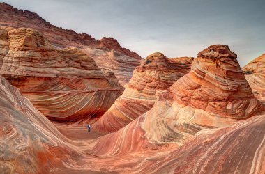 Erime sonucu oluşan alışılmadık kum taşı oluşumu Arizona 'daki Vermilion Cliffs Ulusal Anıtı' ndaki Coyote Buttes North 'taki The Wave at Coyote Buttes' ta yer almaktadır.