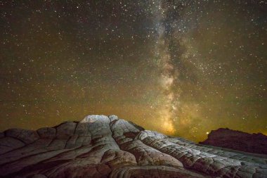 Samanyolu Vermilion Kayalıkları Ulusal Anıtı, Arizona 'da Ak Çukurun üzerinde belirdi.