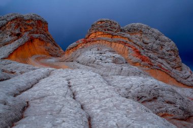 Arizona 'daki Vermillion Cliff Ulusal Anıtı' ndaki Beyaz Cep 'in renkli kaya oluşumlarından bir fırtına geçiyor.