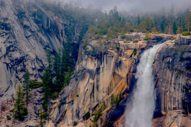 Nevada Şelaleleri, Yosemite Ulusal Parkı, Kaliforniya 'da bahar aylarında meydana gelen kar akışı sırasında...