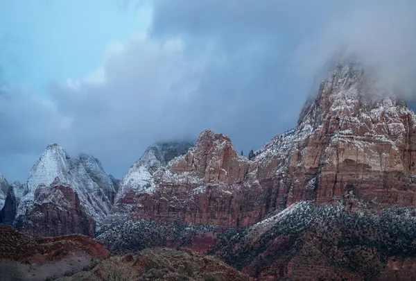 Utah, Zion Ulusal Parkı 'ndaki Zion Kanyonu' na taze kar yağdı.