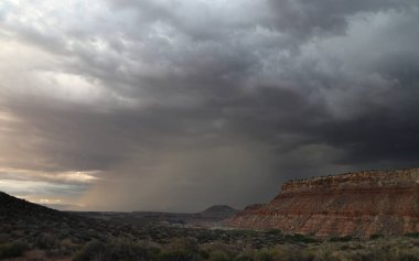 Utah 'taki Zion Ulusal Parkı' nda mevsimlik muson yağmurlarından oluşan kara bulutlar belirdi.