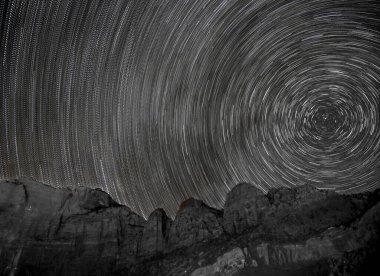 Utah 'taki Zion Ulusal Parkı' nda uzun süre yıldız izleri oluşur.