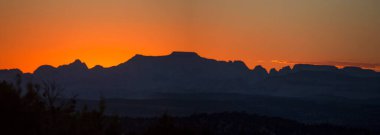 Güneş Utah 'taki Zion Ulusal Parkı' nın arkasında batıyor.