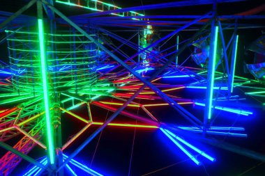 Gecenin renkli neon çizgileri.